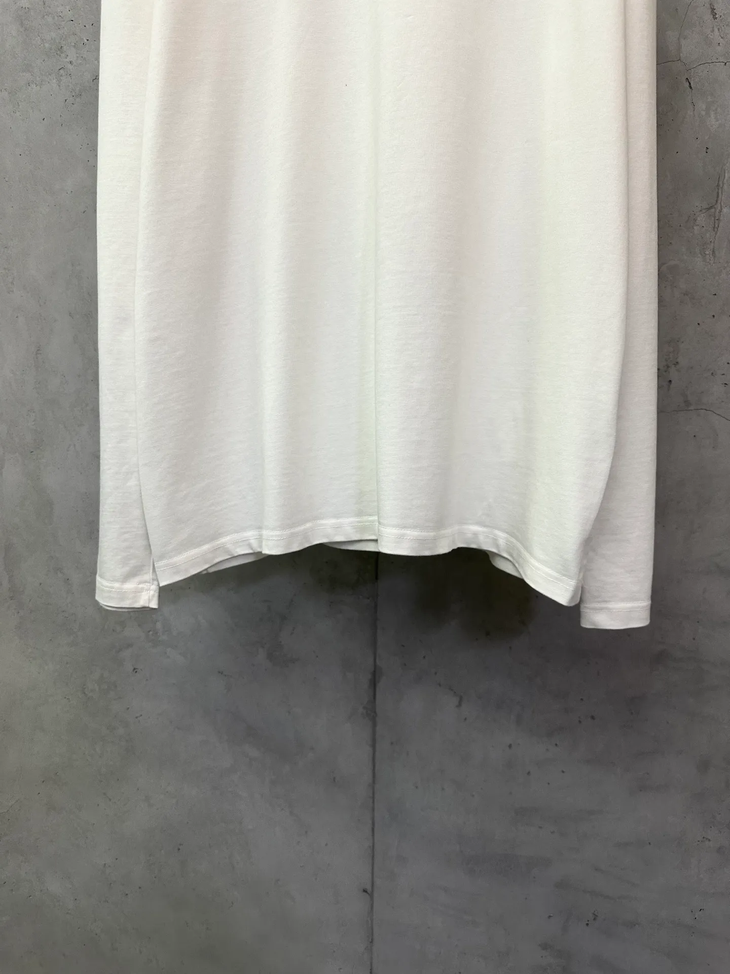 P300 Chrome Hearts 25ss flocked logo letter round neck long-sleeved T-shirt. Fabric is high-definition, super heavyweight cotton, double yarn compact Xinjiang cotton. Weight: 320 grams. Clean cloth surface. Clear cloth texture. Tight feel. Stiff. High color fastness. No deformation. No discoloration. Customized hardware. Thread. Accessories. Alignment. Same style for men and women. -Color: Black White -Size: XS S M L